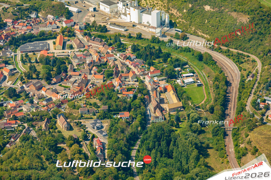 Stadt Schraplau von Oben- Die Luftaufnahme wurde 2025 vom UL-Flugzeug heraus erstellt ( keine Drohnenaufnahme ) - Hochauflösende Luftaufnahme - für Wandbilder und großformatige Ausdrucke geeignet. Das besondere Geschenk!Hier alle&nbsp;Infos zur Lizenzierung der LuftaufnahmeWir fliegen auch dieses Jahr wieder in Ihre Region um Luftbilder zu erstellen.- Luftbild anfragen