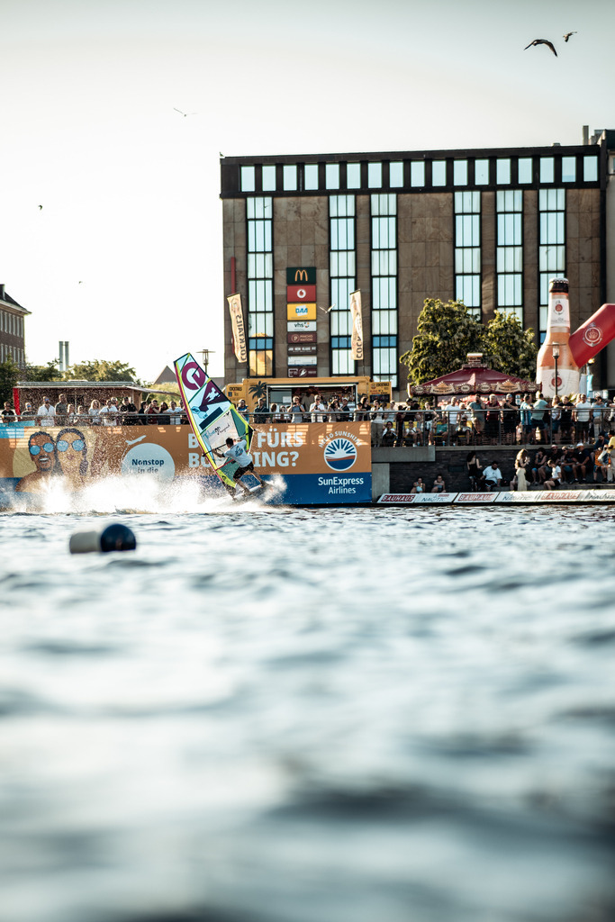 Kieler WOCHE Tow In Windsurf - @danielpankoke dpmedia (68 von 158) | dp-photography - Realisiert mit Pictrs.com