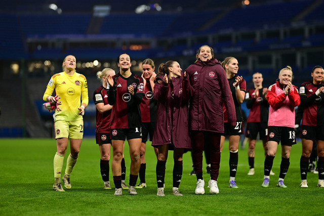 Fußball I Frauen I Saison 2025-2026 I Bundesliga I 10. Spieltag I Hamburger SV - 1. FC Nürnberg I 47635 | Jubel, Begeisterung, Enthusiasmus, Euphorie, Freude, Glücksgefühl, Heiterkeit bei: 1. FC Nürnberg Frauen nach dem 1:2 Sieg gegen die Hamburger SV Frauen - Realisiert mit Pictrs.com