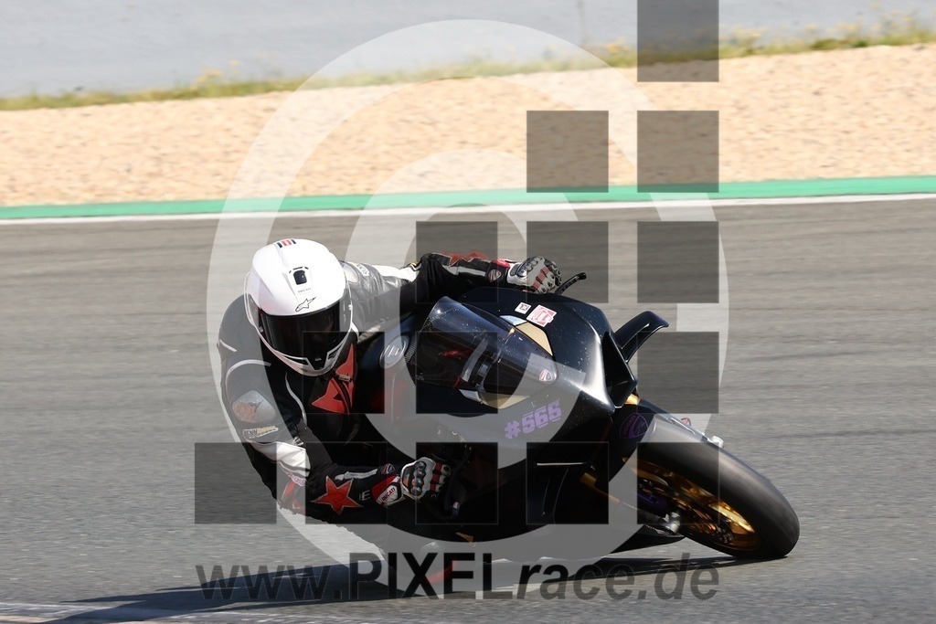 0565-20240720_01853 | Schöne Erinnerungen an spannende Momente - das festzuhalten ist unser Job. PIXELrace.de ist seit 2003 auf den Rennstrecken Europas unterwegs um die Action draußen beim Fahren und die wunderbare Stimmung imm Fahrerlager für euch einzufangen.