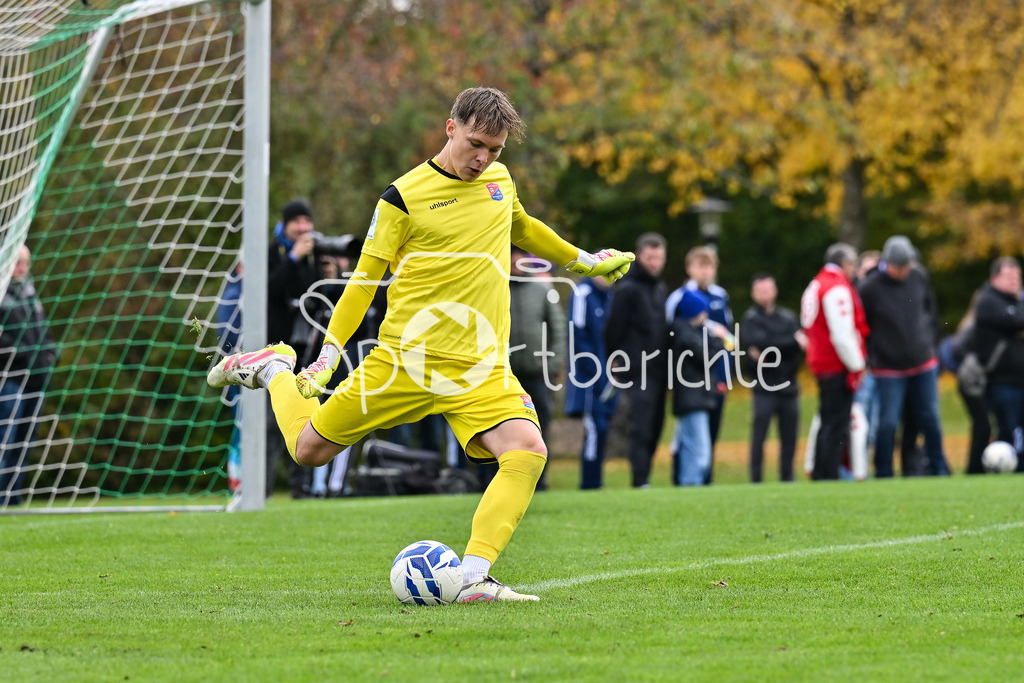 SpVgg Unterhaching U19 - FC Bayern München U19 | am Ball Vincent HUBER (SpVgg Unterhaching U19 1) / Einzelfoto / Freisteller / U19 DFB Nachwuchsliga: SpVgg Unterhaching - FC Bayern München; Sportschule Oberhaching am 18.10.2025