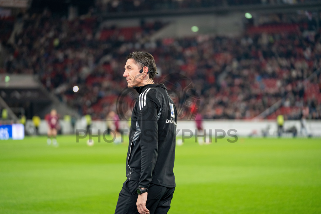 VfB Stuttgart vs. RB Leipzig, Fussball, 1. Bundesliga, 26. Spieltag, 15.03.2026 | Schiedsrichter Deniz Aytekin waermt sich auf,VfB Stuttgart vs. RB Leipzig, Fussball, 1. Bundesliga, 26. Spieltag, 15.03.2026Foto: photosbyphips/Philip Ziegler