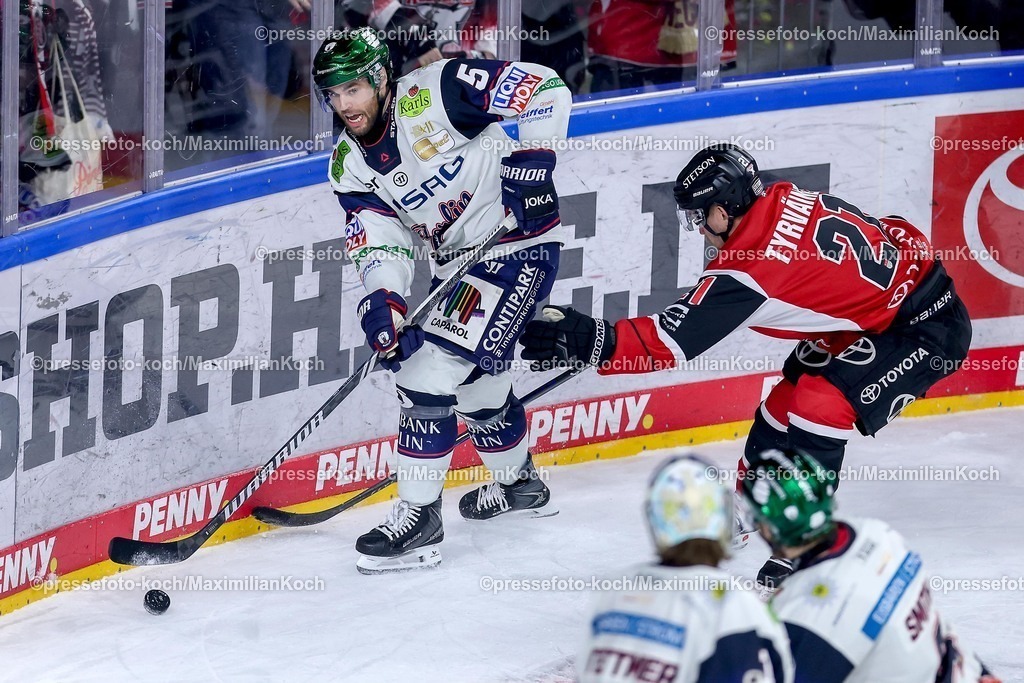 KEC20042601033 | 20.04.2026, Eishockey, DEL Halbfinale Play-Offs, Kölner Haie - Eisbären Berlin, Spiel 6, Lanxess-Arena Köln: Mitch Reinke (Eisbären Berlin #05) im Zweikampf gegen  Juhani Tyrväinen (Kölner Haie #21) 