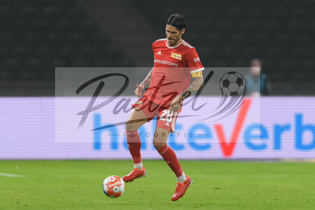 FCUKUO20210826_168 | Fussball, Herren: Christopher Trimmel (1.FC Union Berlin) in Aktion, am Ball, Einzelaktion beim Spiel der UEFA Conference League zwischen 1. FC Union Berlin und Kuopion PS im Olympiastadion am 26.08.2021 in Berlin, Deutschland. - Realisiert mit Pictrs.com