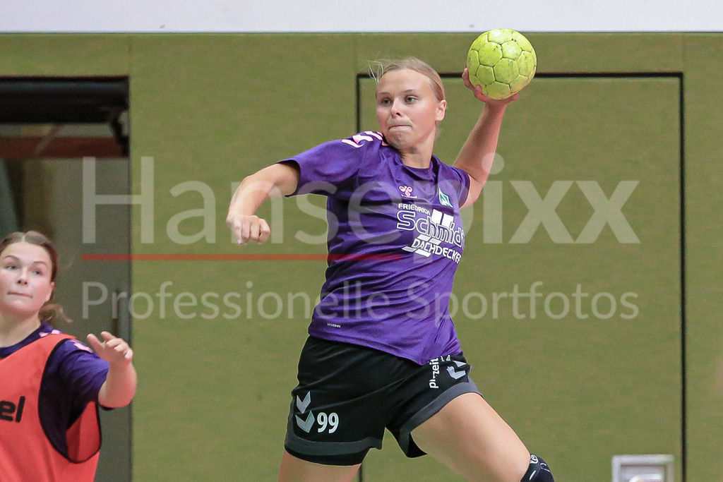 Handball, 2. Bundesliga Frauen, Training SV Werder Bremen | v.li.: Vanessa Plümer (SV Werder Bremen, 15) beim Wurf, am Ball, Spielszene, Aktion, Action