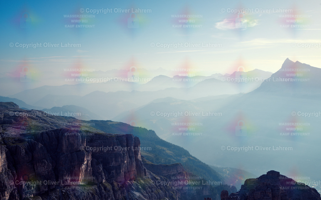 Alpensilhouetten | Vom Gipfel des Sassongher hat man eine fantastische Aussicht und am sehr frühen Morgen zeichnen sich die Berge im Morgendunst durch Silhouetten ab.