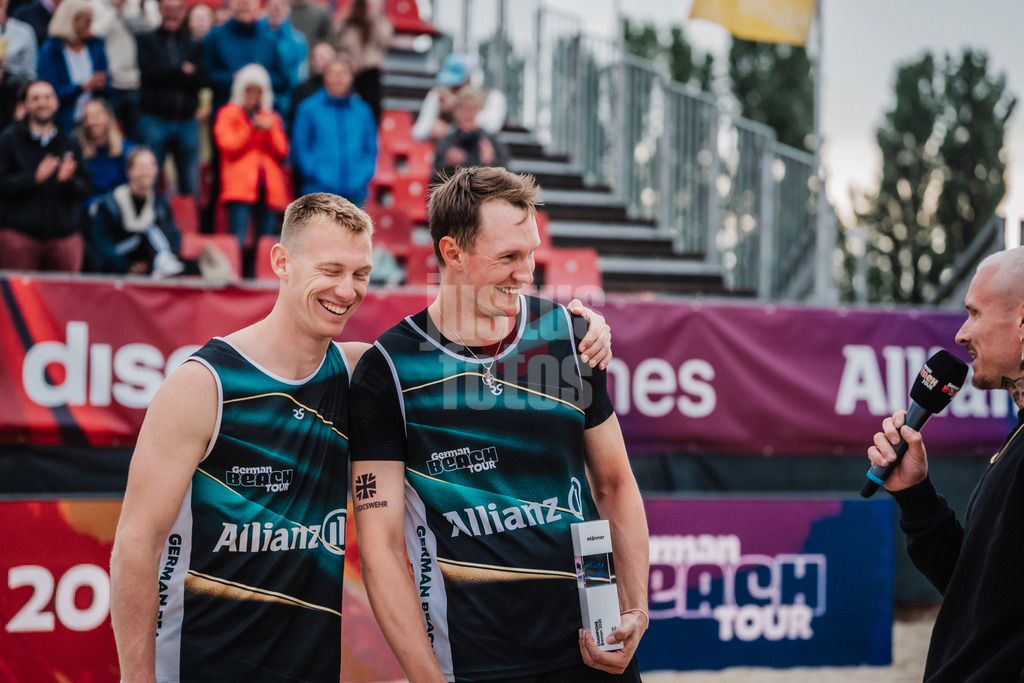 Beachvolleyball | Männer | Allianz German Beach Tour 2025 | Tourstop Bremen | 15.06.2025 | v.l. Jonas Reinhardt und Robin Sowa im Interview nach dem Turniersieg