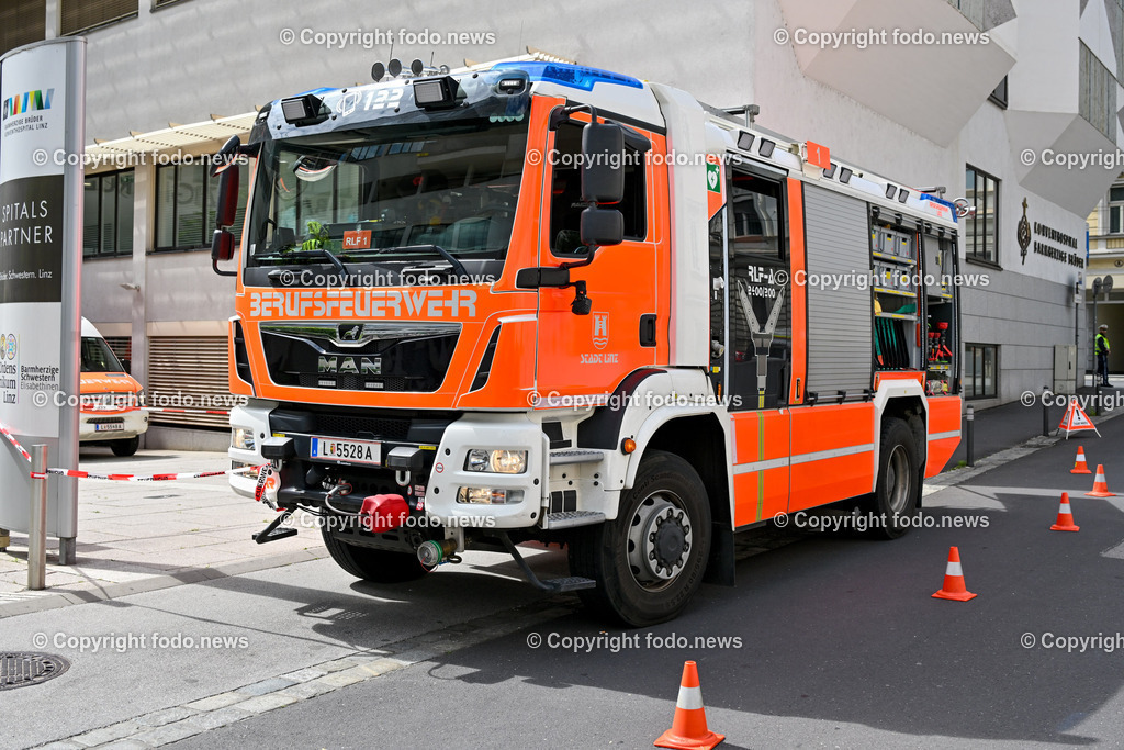 Krankenhaus der Barmherzigen Brueder_ Katastrophenuebung_ 12.06.2024-30 | 12.06.2024, Linz, AUT, Krankenhaus der Barmherzigen Brueder, Katastrophenuebung, im Bild Einsatzkraefte, Rettung der Patienten und Besucher, Feuerwehr, Aerzte, Personal