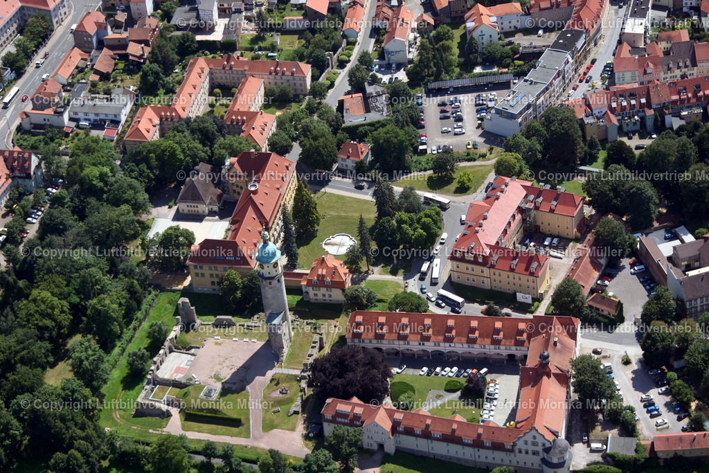 Arnstadt, Schloß-Ruine Neideck | Das Luftbild zeigt die Schloß-Ruine Neideck in Arnstadt in Thüringen. Ebenfalls auf dem Luftbild zu erkennen ist das Landratsamt und der Schloßpark.  - Realisiert mit Pictrs.com
