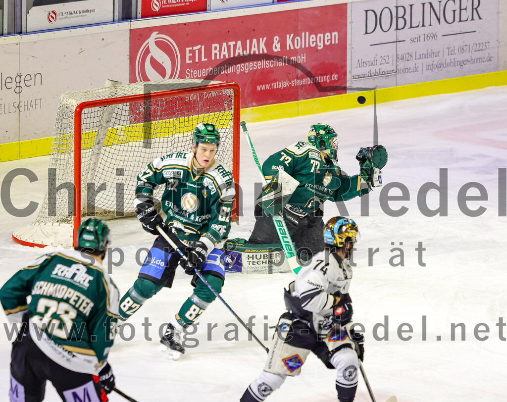 2026-01-30_045_TSV_Erding_gegen_EHF_Passau_Black_Hawks | Erding, Deutschland, 30.01.2026:Eishockey, Oberliga Süd 2025 / 2026, 42. Spieltag, TSV Erding gegen EHF Passau Black Hawks, Endergebnis: 2:6Marc Schmidpeter (Erding Gladiators, #33), Moritz Köttstorfer (Erding Gladiators, #82), Torwart David Zabolotny (Erding Gladiators, #72), Andrew Schembri (EHF Passau Black Hawks, #74)Foto: Christian Riedel / fotografie-riedel.net