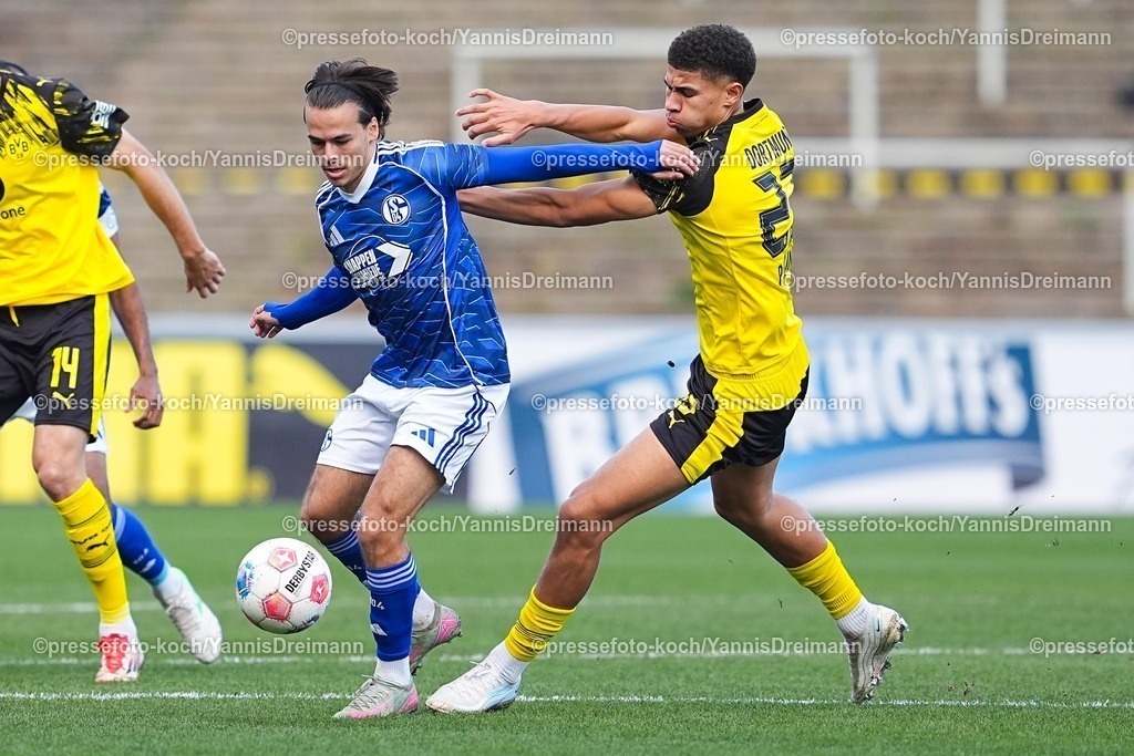 xYDRx08112501003 | 08.11.2025, xydrx, Fußball, Regionalliga West, Borussia Dortmund II - FC Schalke 04 II, Saison 2025 2026, Stadion Rote Erde: Max Lamby (FC Schalke 04 II #3) im Zweikampf gegen Jordi Paulina (Borussia Dortmund II #23)