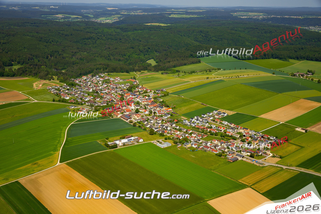 Das Luftbild zeigt Ochsenfeld Adelschlag - Die Luftaufnahme wurde 2023 vom UL-Flugzeug aus erstellt ( keine Drohne ) - Hochauflösende Luftaufnahme - Für grossformatige Ausdrucke geeignet. Die Geschenkidee !Mit Lizenz und Bildrechte bestellbar