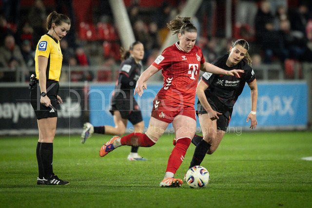 Frauen Fußball-Bundesliga; Bayer 04 Leverkusen - 1. FC Köln, 13.02.2026 | Selina Menzel (Stutensee) beobachten den Zweikampf von Adriana Achcinska (1. FC Köln, 9) und ; Bayer 04 Leverkusen - 1. FC Köln an Spieltag 18 der Google Pixel Frauen-Bundesliga am 13.02.2026 im Ulrich-Haberland-Stadion in Leverkusen (Nordrhein-Westfalen). DFL REGULATIONS PROHIBIT ANY USE OF PHOTOGRAPHS AS IMAGE SEQUENCES AND/OR QUASI-VIDEO.