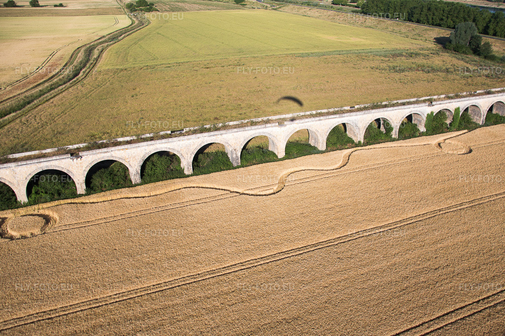 Vue aérienne: Viaduc à Vineuil/Loire à Vineuil dans le département Loir et Cher, France. Photo: IMG_082094.jpg prise le 20/06/2015 par Werner Riehm/FLY-FOTO.eu – Résolution de l'original: 5003 x 3335 px