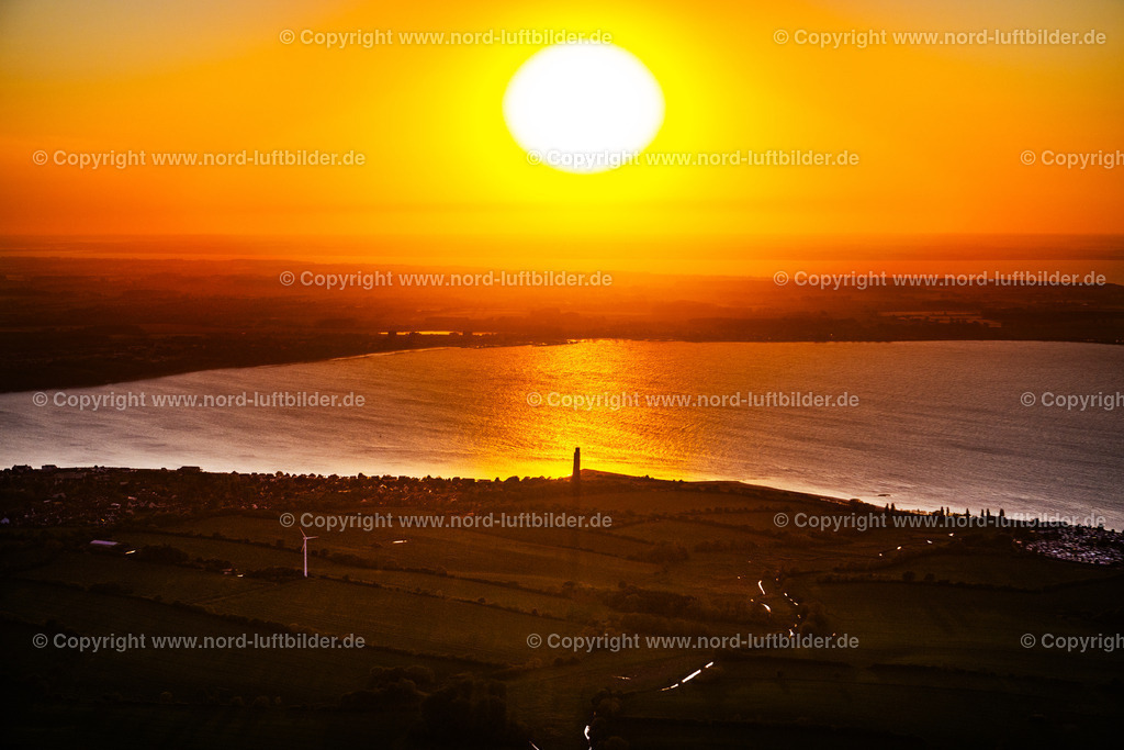Laboe_im_Sonnenuntergang_ELS_3373170524 | LABOE 17.05.2024 Marine- Ehrenmal des " DMB Deutscher Marinebund " als Wahrzeichen der Kieler Förde in Laboe im Bundesland Schleswig-Holstein, Deutschland. // Naval memorial of the "DMB Deutscher Marinebund" as a landmark of the Kieler Foerde in Laboe in the state Schleswig-Holstein, Germany. Foto: Martin Elsen