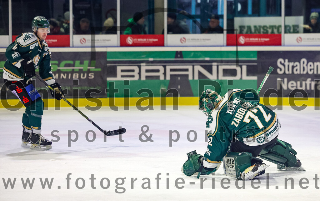 2026-01-06_050_TSV_Erding_gegen_EV_Lindau_Islanders | Erding, Deutschland, 06.01.2026:Eishockey, Oberliga Süd 2025 / 2026, 35. Spieltag, TSV Erding gegen EV Lindau Islanders, Endergebnis: 2:5Jesse Kauhanen (Erding Gladiators, #4), Torwart David Zabolotny (Erding Gladiators, #72)Foto: Christian Riedel / fotografie-riedel.net