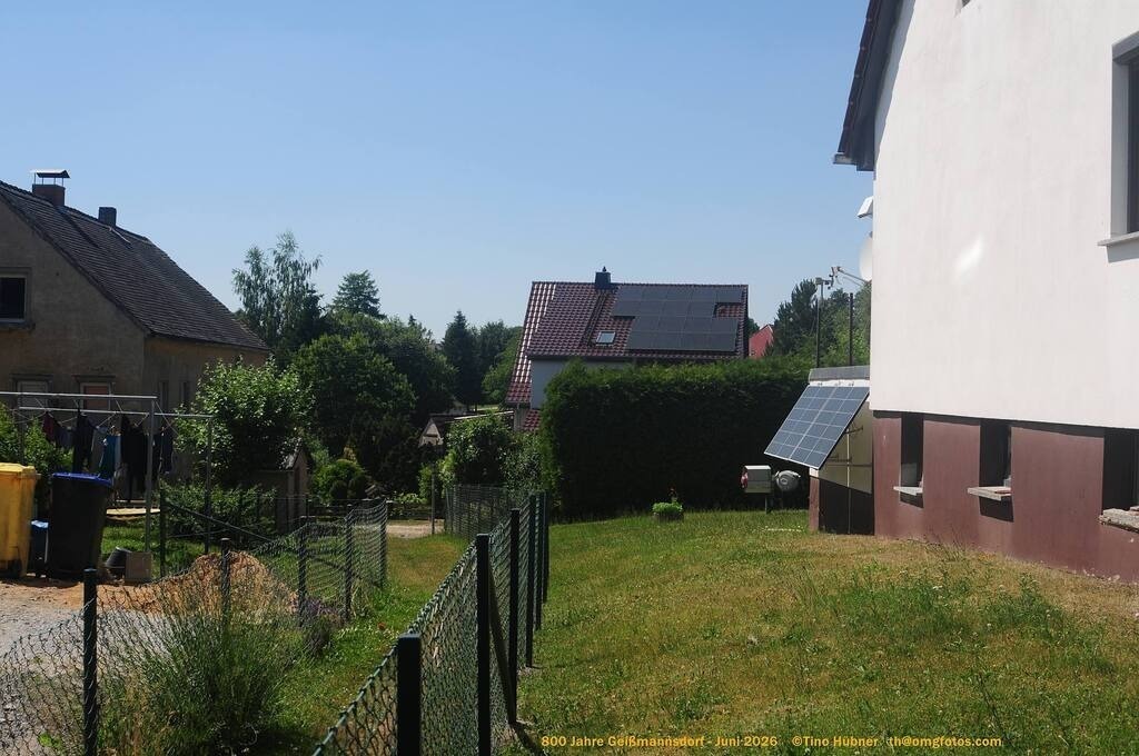 Geißmannsdorf-2026-Ortsbilder-581 | Geißmannsdorf bei Bischofswerda im Sommer 2026. Ein fotografischer Streifzug durch das Dorf Geißmannsdorf, mit Gebäuden, Straßen, Strohpuppen und geschmückten Vorgärten und Grundstücken anlässlich der 800-Jahr-Feier von Geißmannsdorf im Juni 2026 - Realisiert mit Pictrs.com
