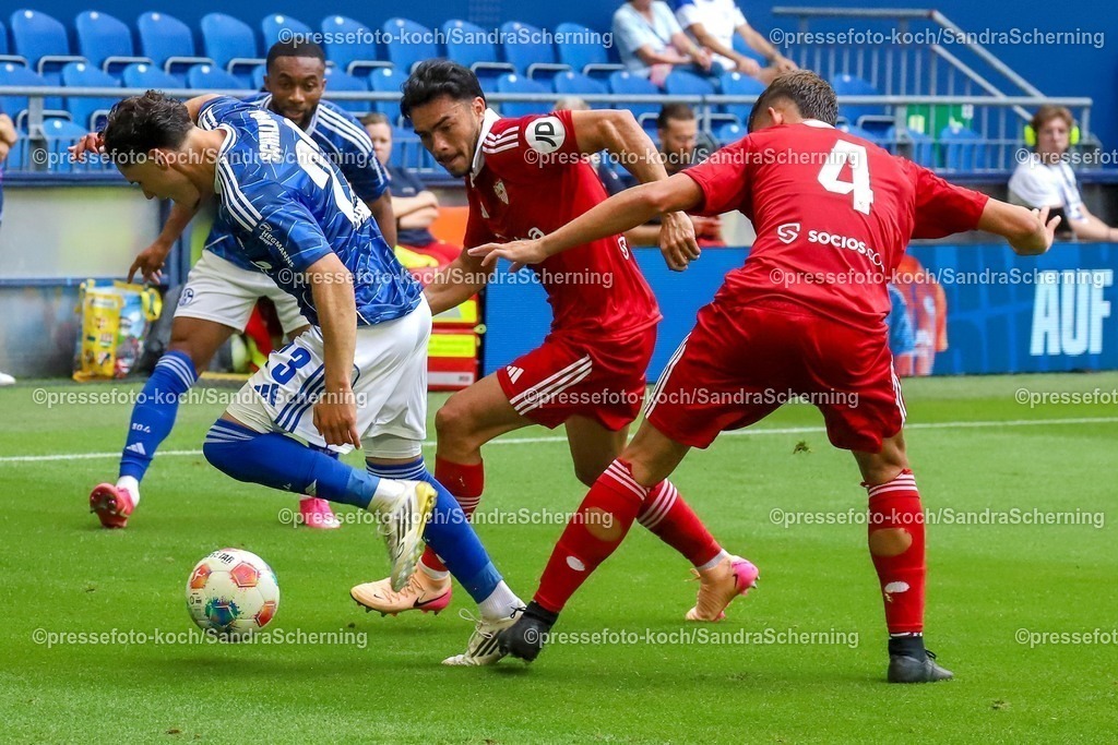 xSSC26072501011 | 26.07.2025, xsscx, Fuﬂball, FC Schalke 04 - FC Sevilla, 2. Fuﬂball Bundesliga, VELTINS-Arena, Saison 2025 2026: Soufiane El-Faouzi (FC Schalke 04 #23) im Zweikampf gegen Kike Salas (FC Sevilla #4) DFB regulations prohibit any use of photographs as image sequences and or quasi-video.