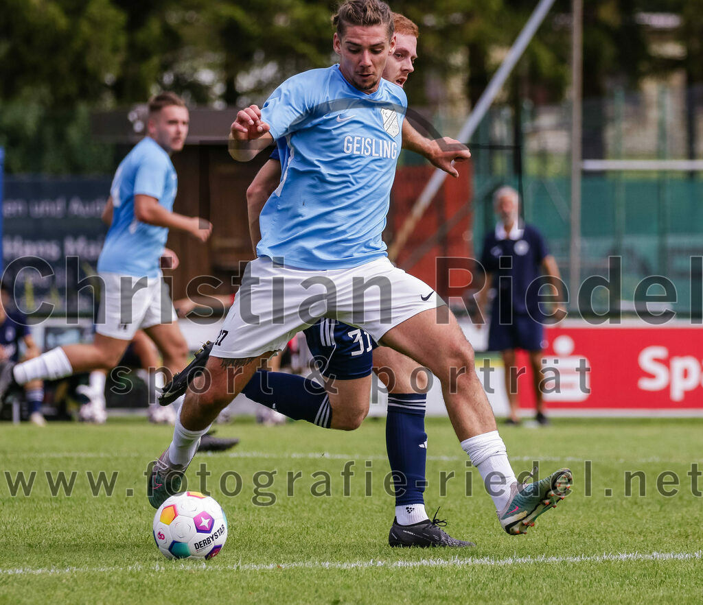2023-08-26_090_FC_Langengeisling_gegen_TuS_Raubling | Erding, Deutschland, 26.08.2023:
Fußball, Bezirksliga Oberbayern Ost 2023 / 2024, 6. Spieltag, FC Langengeisling gegen TuS Raubling, Endergebnis: 2:0

Dominic Reisner (TuS Raubling, #31), Maximilian Birnbeck (FC Langengeisling, #27)

Foto: Christian Riedel / fotografie-riedel.net