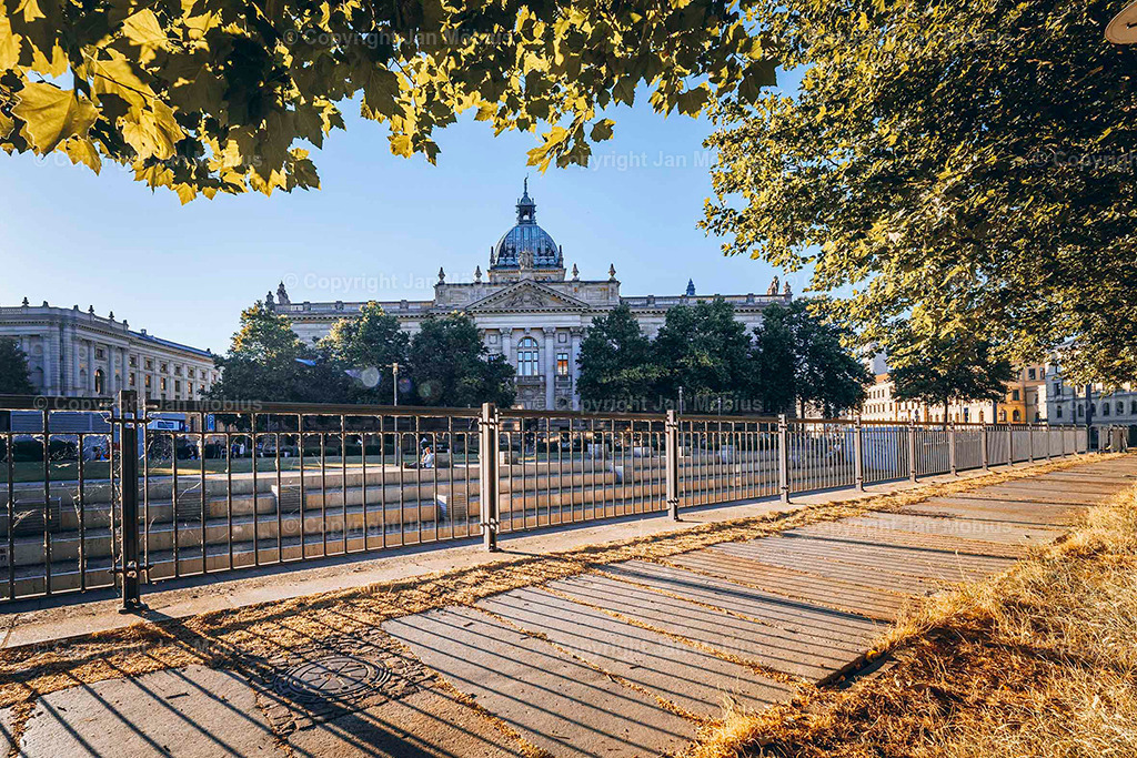 Bundesverwaltungsgericht | Das heutige Bundesverwaltungsgericht in Leipzig blickt auf eine bewegte Geschichte zurück: Ursprünglich als Reichsgericht errichtet, diente das beeindruckende Gebäude später als Bildermuseum. Heute ist es Sitz des höchsten deutschen Gerichts für öffentliches Recht. Die Verbindung aus historischer Architektur, kulturellem Erbe und rechtlicher Bedeutung macht diesen Ort einzigartig – für Besucher, Interessierte und Bildkäufer gleichermaßen. - Realisiert mit Pictrs.com