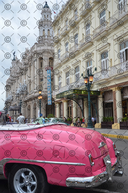RGE_9651r | Amerikanischer Oldtimer vor dem Hotel Inglaterra in Havanna.   Fotograf: Ralf Gebhardt - Realisiert mit Pictrs.com