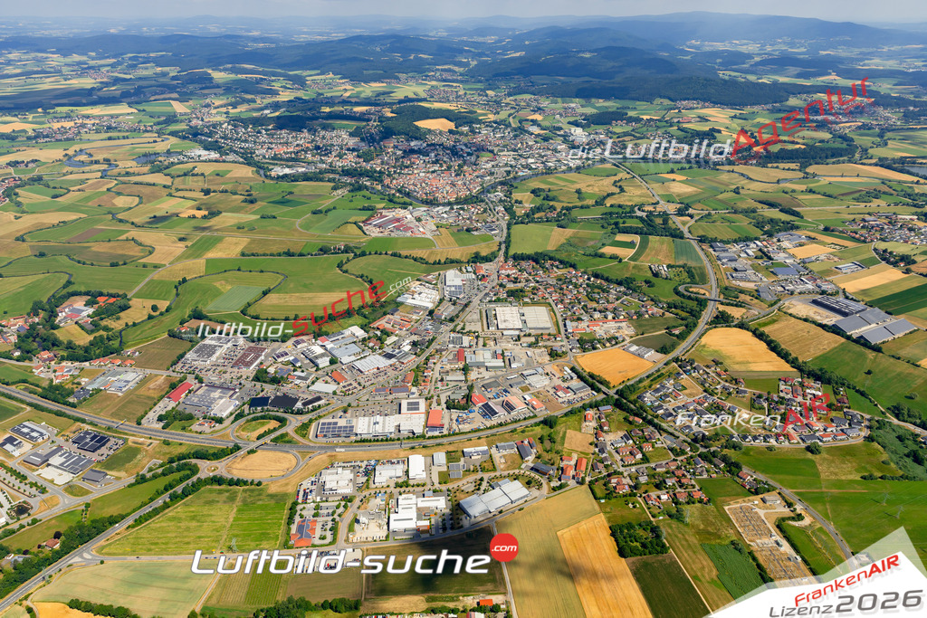 Das Luftbild zeigt : Janahof Cham - Die Luftaufnahme wurde 2023 vom UL-Flugzeug aus erstellt ( keine Drohne ) - Hochauflösende Luftaufnahme - Für grossformatige Ausdrucke geeignet. Die Geschenkidee !Mit Lizenz und Bildrechte bestellbar