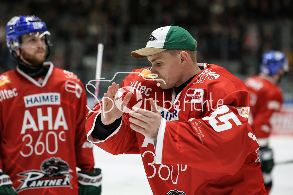 Augsburger Panther - Düsseldorfer EG | Keeper Markus KELLER (AEV #35) bedankt sich bei den Zuschauern nach dem Abstieg des AEV / Traurig / enttaeuscht / Traenen / Symbolbild / Weinen