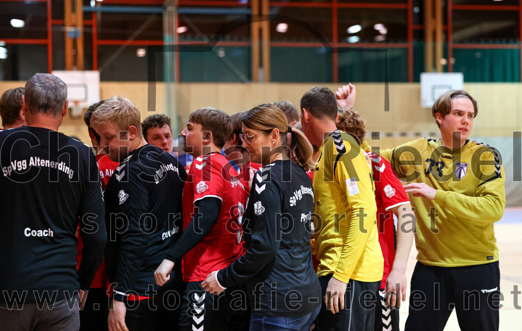 2022-11-19_084_SpVgg_Altenerding_gegen_TG_Landshut_II | Erding, Deutschland, 19.11.2022:
Handball, Bezirksoberliga Männer 2022 / 2023, 9. Spieltag, SpVgg Altenerding gegen TG Landshut II, Endergebnis: 33:31

Simon Dybilasz (SpVgg Altenerding, #5), Physio Jana Otto (Spvgg Altenerding), Torwart Finn Engelking (SpVgg Altenerding, #32)

Foto: Christian Riedel / fotografie-riedel.net