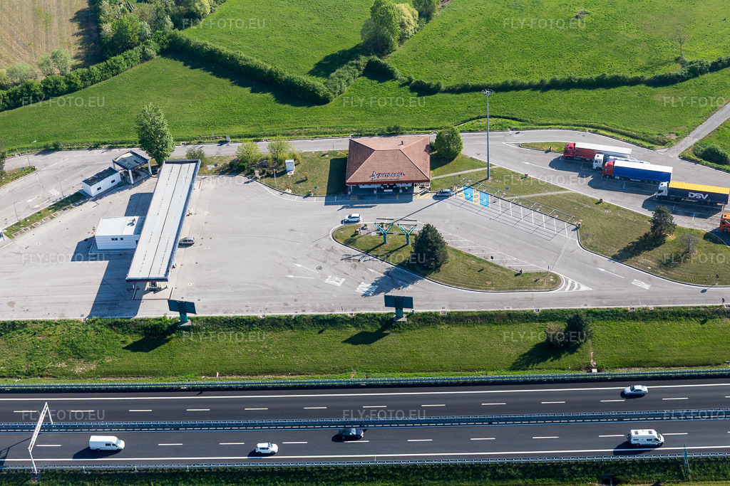Vue aérienne: Raststätte Autogrill [§1] Ovest an der Autobahn A28 in La Sega, [§1] à Gruaro dans le département Vénétie, Italie. Photo: IMG_098856.jpg prise le 08/04/2017 par Werner Riehm/FLY-FOTO.eu – Résolution de l'original: 5472 x 3648 px