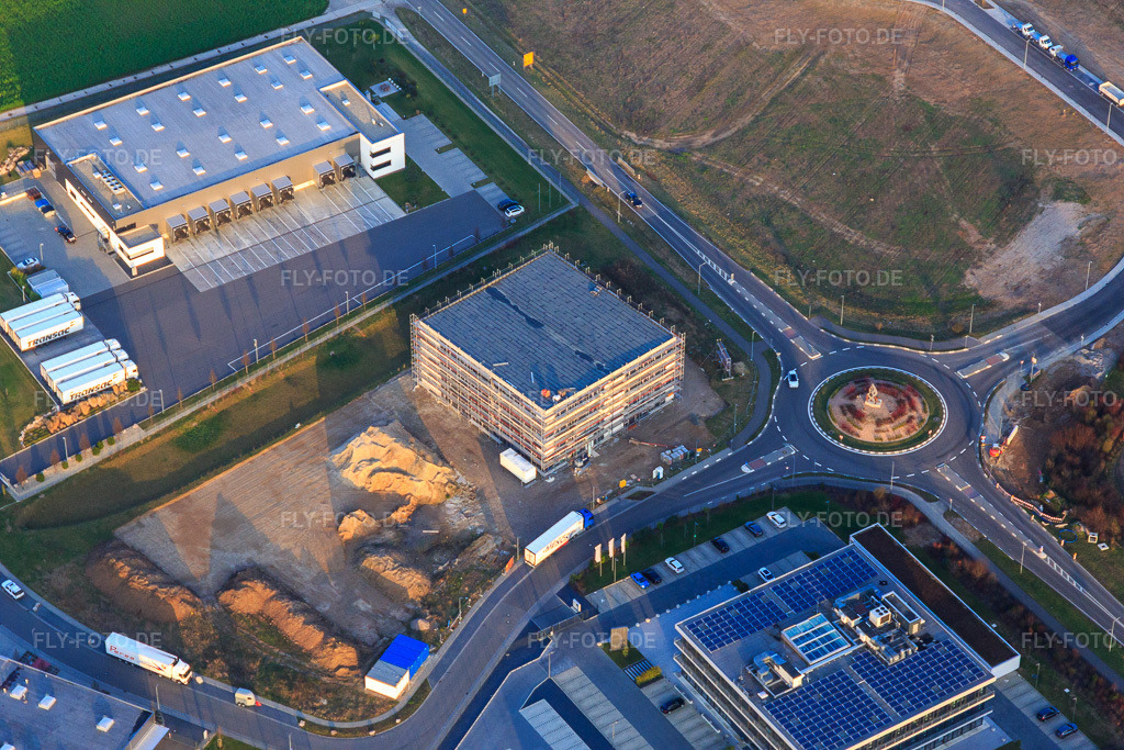 Luftbild: Industriegebiet Im Speyerer Tal mit TRANSAC Intern. Speditionsgesellschaft mbH und Baustelle des Neubaus der Kardex Software GmbH in Rülzheim im Bundesland Rheinland-Pfalz in Deutschland. – Foto: IMG_104544.jpg vom 14.01.2018 durch Werner Riehm/FLY-FOTO.de – Auflösung des Originals: 5472 x 3648 px – TRANSAC Logistics GmbH – Offizielle von Kardex | Kardex Remstar | Kardex Mlog