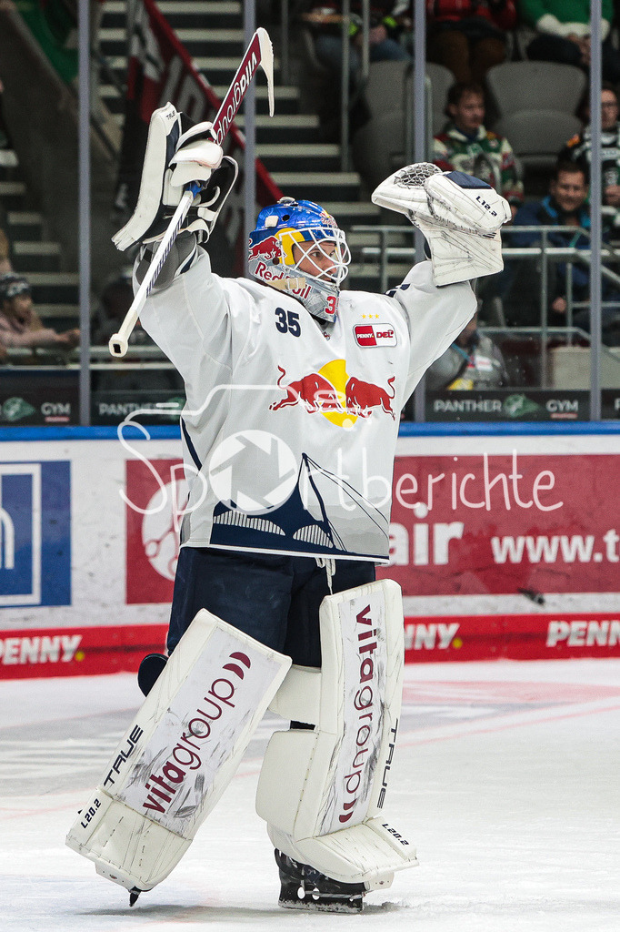 Augsburger Panther - EHC Red Bull Muenchen | Mathias NIEDERBERGER (RBM #35) freut sich ueber den Sieg in Augsburg