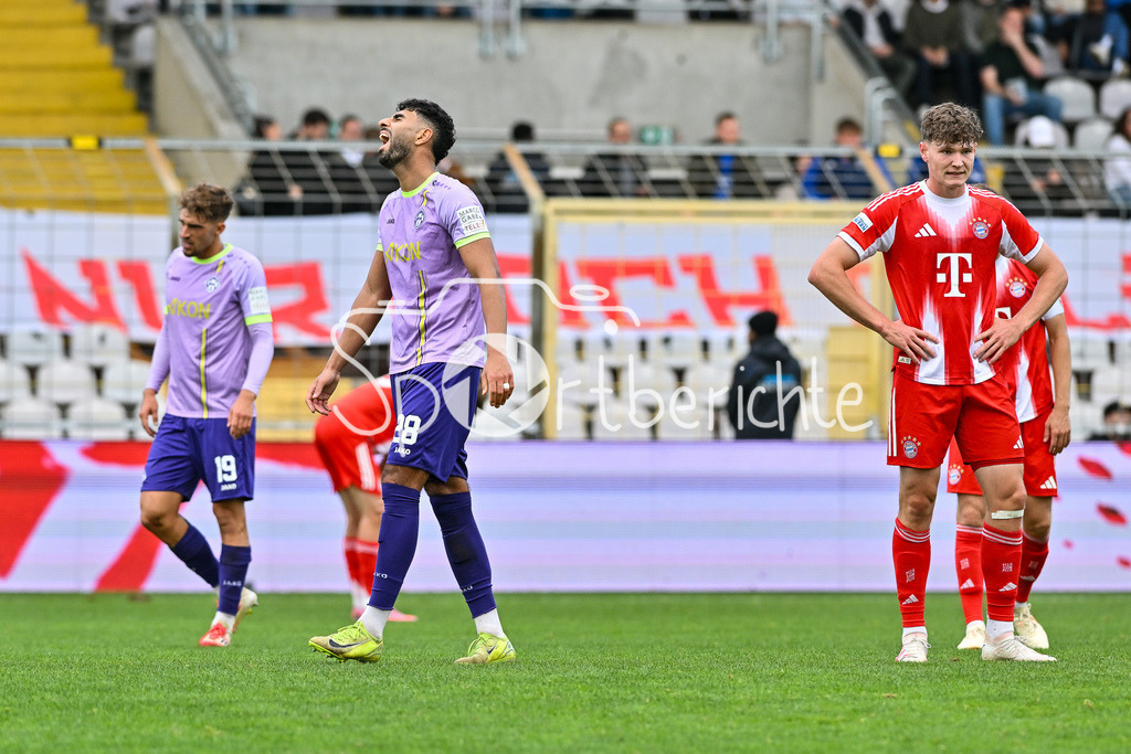 FC Bayern Amateure - FC Würzburger Kickers | Jubel der Kickers nach dem Sieg in München / Ebrahim FARAHNAK (Würzburger Kickers 28) / Regionalliga Bayern: FC Bayern Amateure - FC Würzburger Kickers; Grünwalder Stadion am 27.09.2025