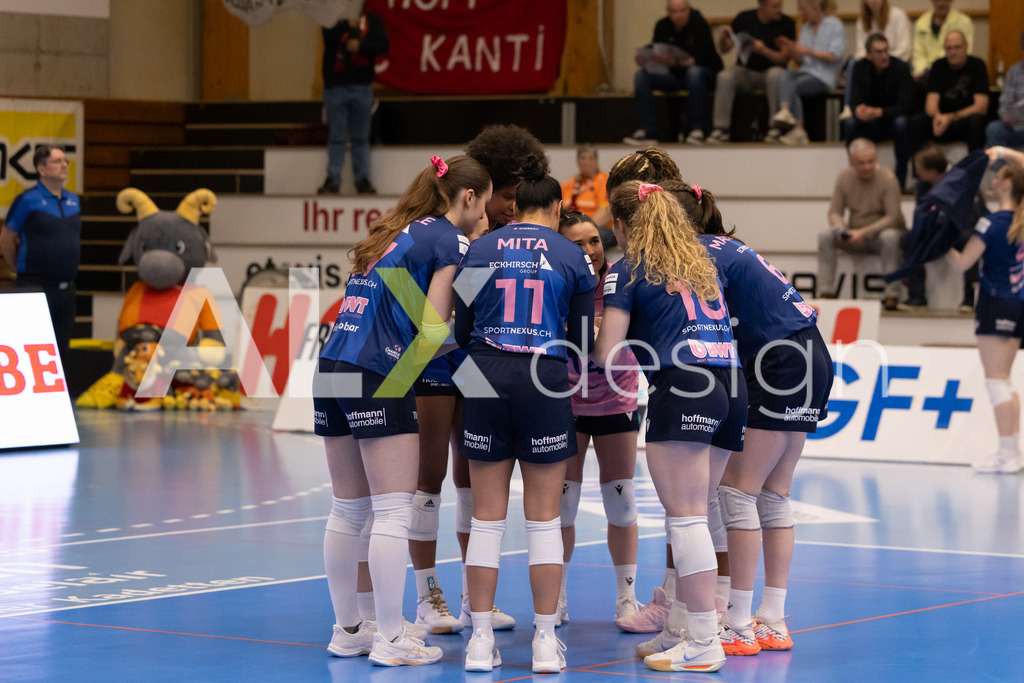 Volleyball I Frauen I Saison 2025-2026 I Volleyball NLA | Women I 1/2 Finals I  VC Kanti Schaffhausen - Sm'Aesch Pfeffingen I 07.03.2026 | Sm'Aesch Pfeffingen Spielerinnenkreis - Realisiert mit Pictrs.com