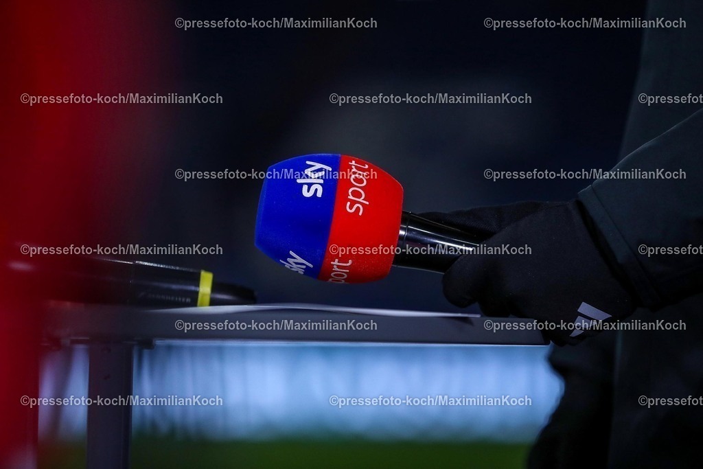 S0401022502155 | 01.02.2025, Fußball, FC Schalke 04 - 1. FC Magdeburg, 2.. Fußball Bundesliga, 20. Spieltag, Veltins-Arena Gelsenkirchen, Saison 2024 2025: Feature Symbolbild Sky Moderation Interview Mikrofon Nahaufnahme Schriftzug SportDFB regulations prohibit any use of photographs as image sequences and or quasi-video.