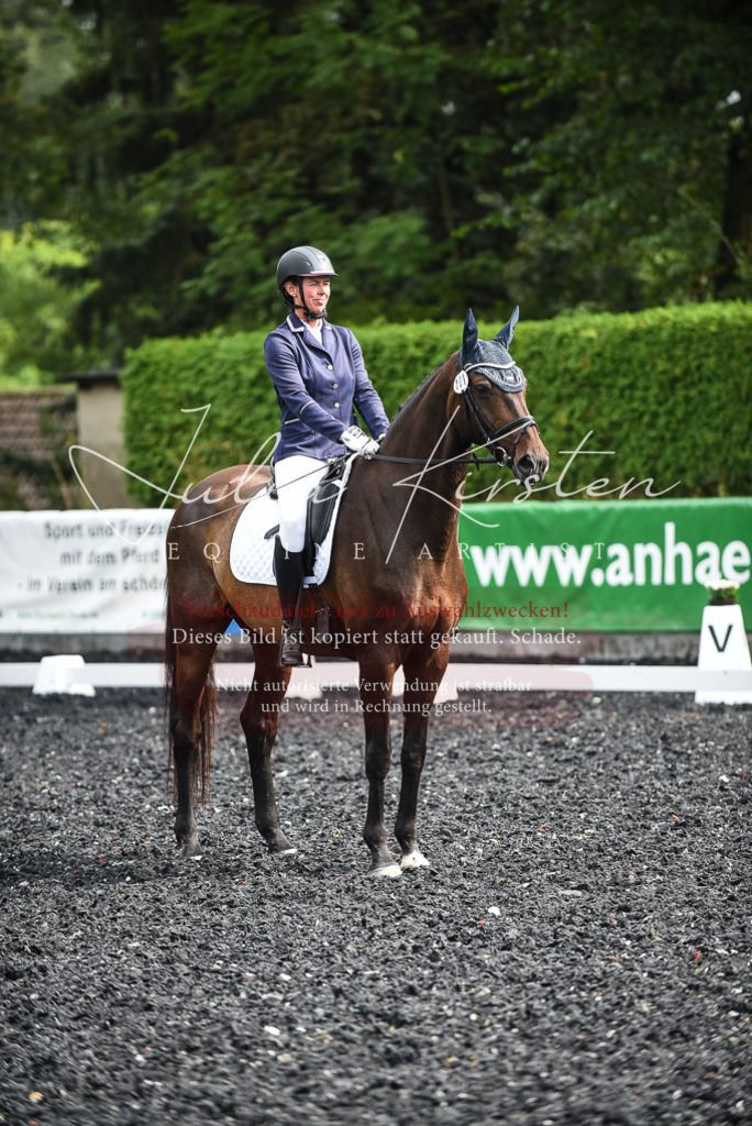 DSC_3024 | Pferde- und Turnierfotografie in Westsachsen. Pferdeportraits, Auftragszeichnungen und intuitive Kunst.