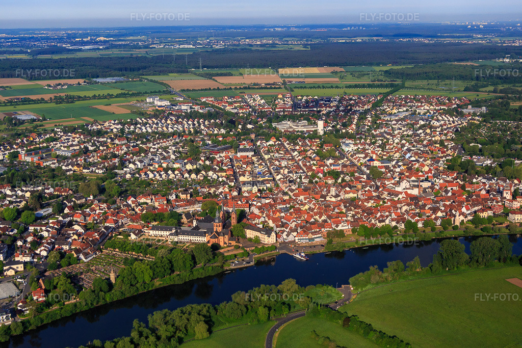 Luftbild: Stadtübersicht am Mainufer aus Osten mit Klostergarten Seligenstadt in Seligenstadt im Bundesland Hessen in Deutschland. Foto: IMG_088750.jpg vom 20.05.2016 durch Werner Riehm/FLY-FOTO.deLogo der Staatlichen Schlösser und Gärten Hessen - zur
