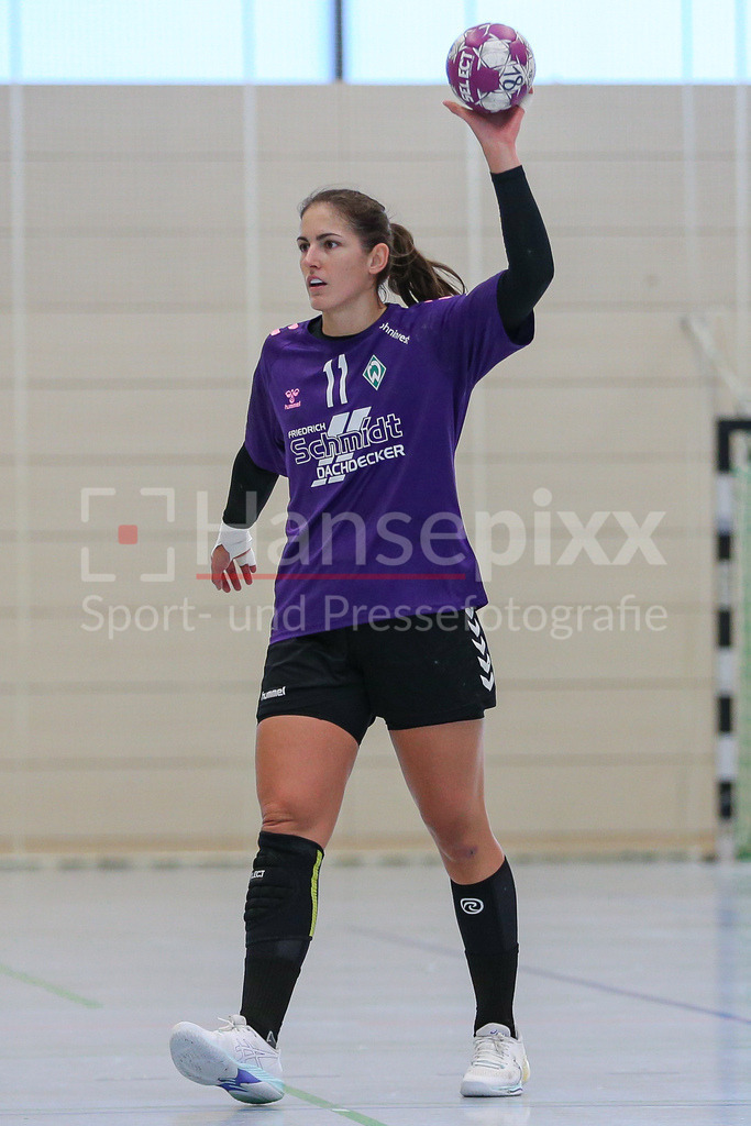 Handball, Testspiel Frauen, VfL Oldenburg - SV Werder Bremen | v.li.: Anna Lena Bergmann (SV Werder Bremen, 11) Freisteller am Ball, Einzelfoto, Spielszene, Aktion, Action