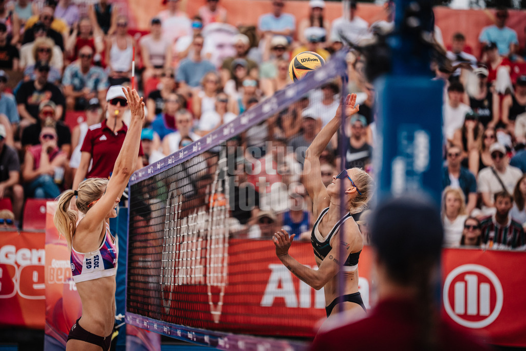 Beachvolleyball | Frauen | Allianz German Beach Tour 2025 | Tourstop Berlin | 17.08.2025 | v.l. Nele Barber gegen Paula Schürholz