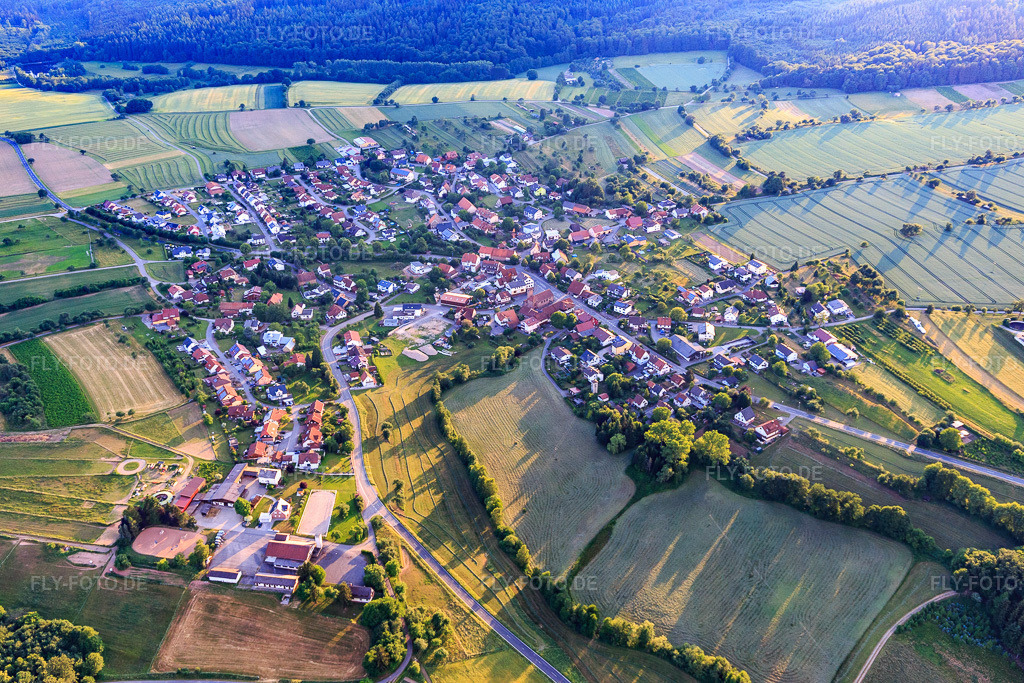 Luftbild: Dorfübersicht aus Nordosten im Ortsteil Robern in Fahrenbach im Bundesland Baden-Württemberg in Deutschland. Foto: IMG_107597.jpg vom 02.06.2018 durch Werner Riehm/FLY-FOTO.de