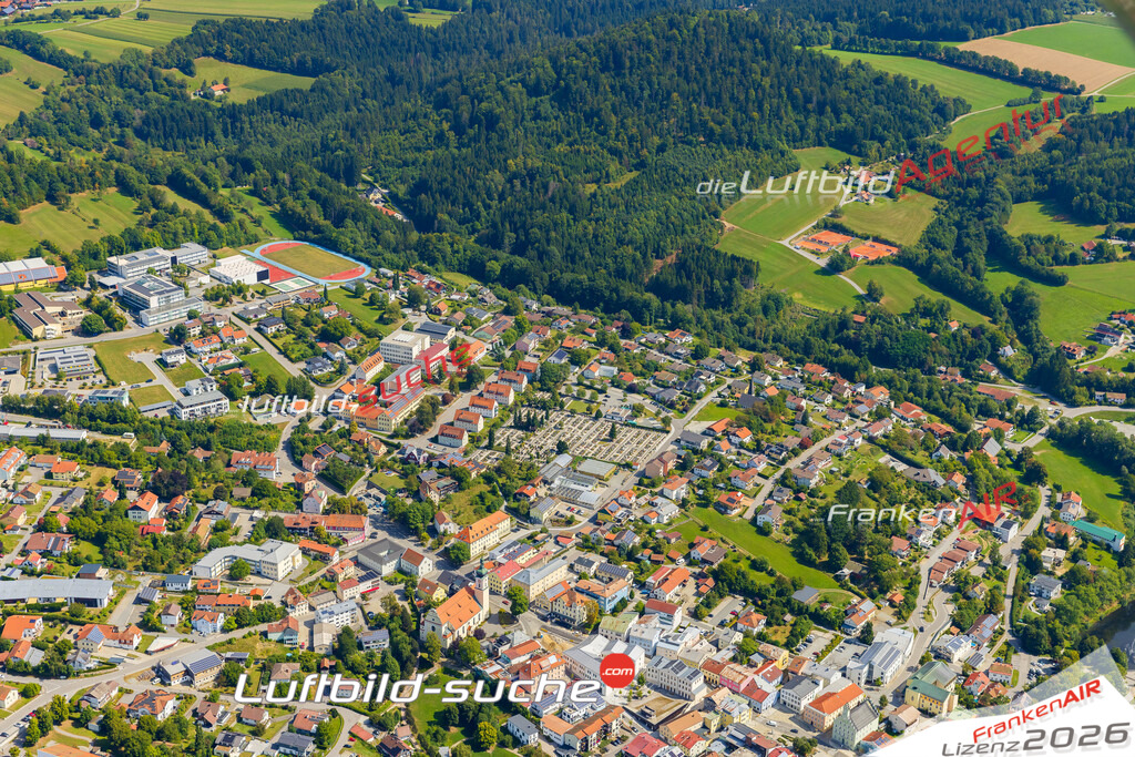 Luftaufnahme von Grafenau - Die Luftaufnahme wurde 2025 vom UL-Flugzeug heraus erstellt ( keine Drohne ) - Hochauflösende Luftaufnahme - für professionelle Ausdrucke geeignet. Die Geschenkidee !Mit Lizenz und Bildrechte bestellbar