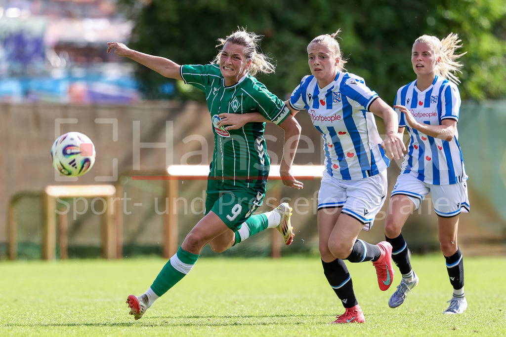 Fussball, Testspiel Frauen, SV Werder Bremen - SC Heerenveen | #Medina Desic (SV Werder Bremen, 9) und Indy Appelman (SC Heerenveen, 2) im Zweikampf, Duell, Dynamik, Aktion, Action, Spielszene