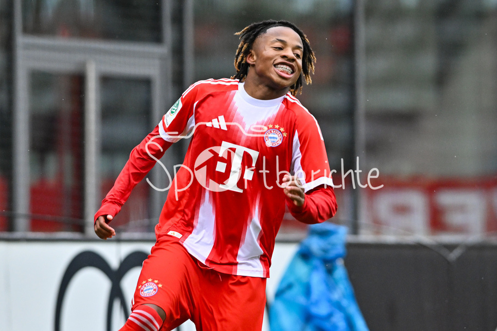 FC Bayern München - Hannover 96 | MUNICH, GERMANY - 15. FEBRUARY: Jubel der Bayern nach dem Treffer zum 2-0 durch Wisdom MIKE (FC Bayern München U19 11) / Tor / Torschuetze / Freude / Happy während dem Spiel zwischen der U19 des FC Bayern München und der U19 von Hannover 96 am 2. Spieltag der Hauptrunde der U19-DFB-Nachwuchsliga am FC Bayern Campus