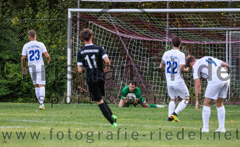 2023-07-18_080_FC_Herzogstadt_gegen_FC_Eitting | Erding, Deutschland, 18.07.2023:
Fußball, TOTO Pokal 2023 / 2024, 1. Spieltag, FC Herzogstadt gegen FC Eitting, Endergebnis: 2:4 n.E.

Christoph Härtl (FC Eitting, #23), Emil Schwarz (FC Herzogstadt, #11), Torwart Noah Mpatsios (FC Eitting, #1), Lucas Bruckbeck (FC Eitting, #22), Benedikt Beierl (FC Eitting, #9)

Foto: Christian Riedel / fotografie-riedel.net