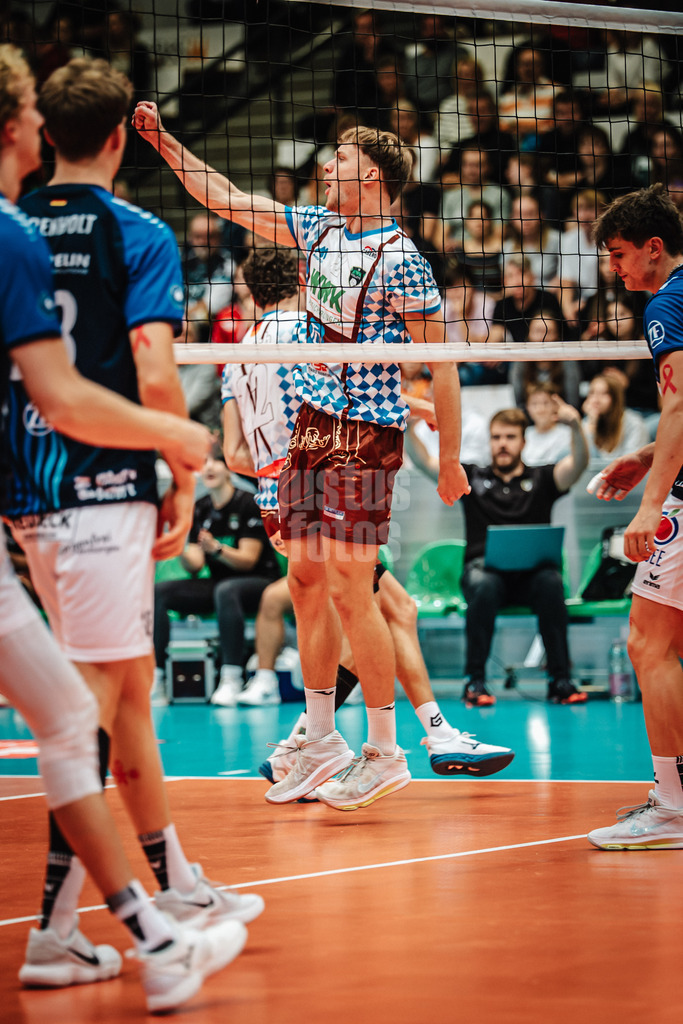 Volleyball | Herren | Saison 2025/2026 | Volleyball Ligacup | VfB Friedrichshafen vs. WWK Volleys Herrsching | 12.10.2024 | Bastian Korreck (#2, WWK Volleys Herrsching) jubelt