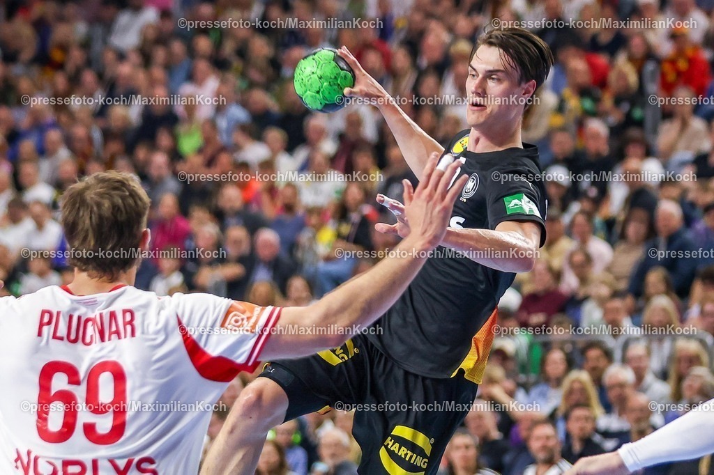 xKWIx17052601035 | 17.05.2026, xkwix, Handball, Länderspiel, Deutschland - Dänemark , Lanxess-Arena in Köln:  Miro Schluroff (Germany #05) beim Wurf im Zweikampf gegen Steven Plucnar Jacobsen (Denmark #69) Photo: xKamilxWilkowskixPressefotoKochx