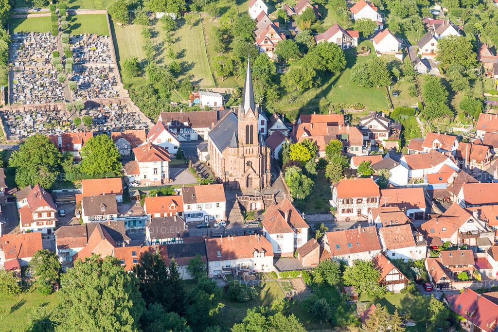 Vue aérienne: Conseil Fabrique de l'Eglise Catholique à Lembach dans le département Bas Rhin, France. Photo: IMG_080269.jpg prise le 05/06/2015 par Werner Riehm/FLY-FOTO.eu – Résolution de l'original: 5160 x 3440 px
