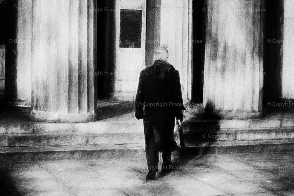 Neue Wache Berlin | Ein elegant gekleideter älterer Mann auf dem Weg in die Neue Wache unter den Linden in Berlin. Impressionistische Straßenfotografie aus Berlin in schwarz weiß. - Realisiert mit Pictrs.com