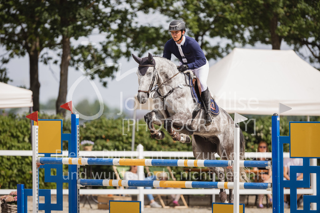 230616_Lemwerder_Springpf-M-745 | Deine schönsten Turniermomente als professionelle Fotos! Entdecke hochwertige Pferdesport-Fotografie im Online-Shop. Jetzt Fotos finden & bestellen!