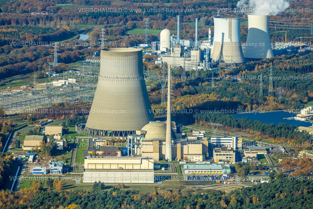 Lingen251104656KernkraftwerkEmsland | Luftbild, Kernkraftwerk Emsland, Kühlturm und weißer Rauch, Umspannwerk Hanekenfähr, Estringen, Lingen, Norddeutschland, Ostfriesland, Niedersachsen, Deutschland