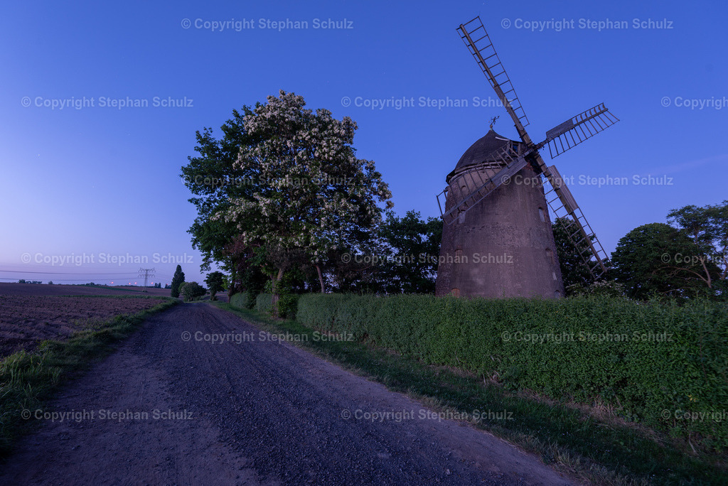 Historische Turmwindmühle | Auf einem Feld bei Niederndodeleben steht diese noch gut erhaltende Holländerturmwindmühle. Sie wurde in den Jahren 1808 bis 1810 erbaut.  - Realisiert mit Pictrs.com